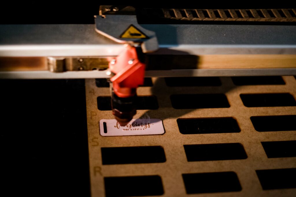 Lasergravur auf Leder in der sueco Werkstatt in München