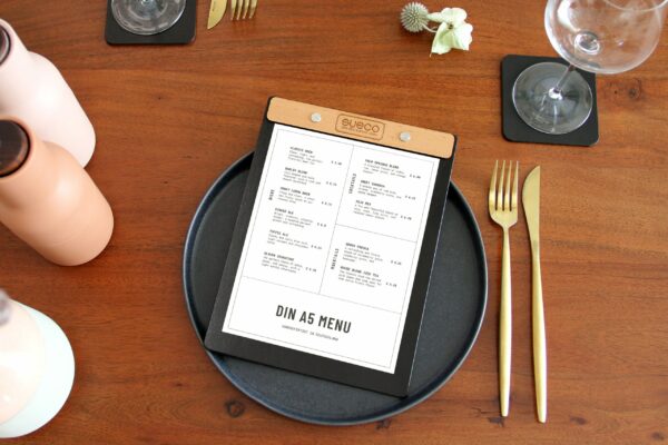 Klemmbrett_Holz_Esche_Mood_1 Leder-Menüboard mit Getränkekarte auf einem gedeckten Restauranttisch