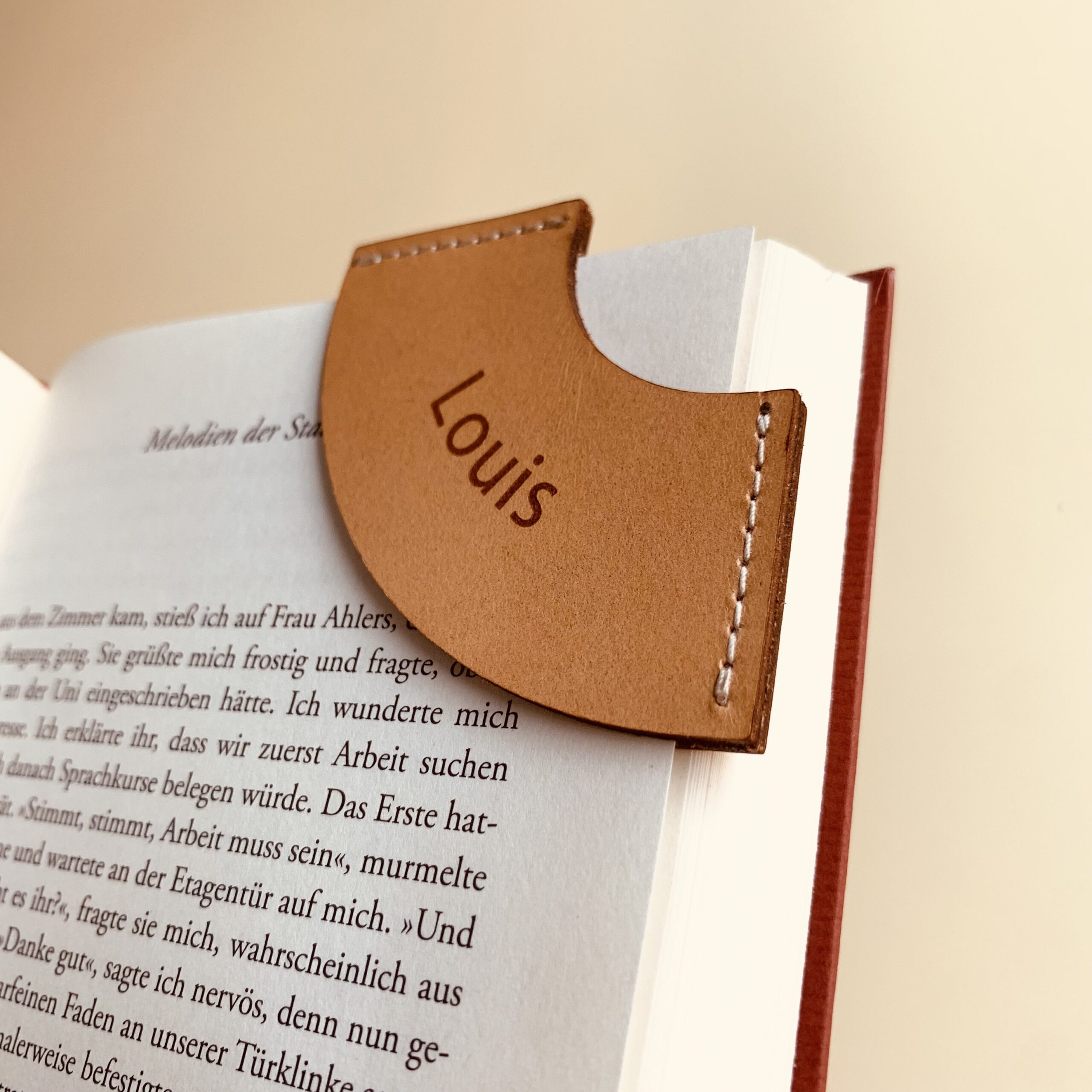 Lesezeichen aus Leder mit einer Gravur