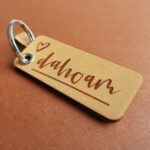 01_OESE_Dahoam "Dahoam" - Schlüsselanhänger aus Leder mit Gravur für die neue Wohnung